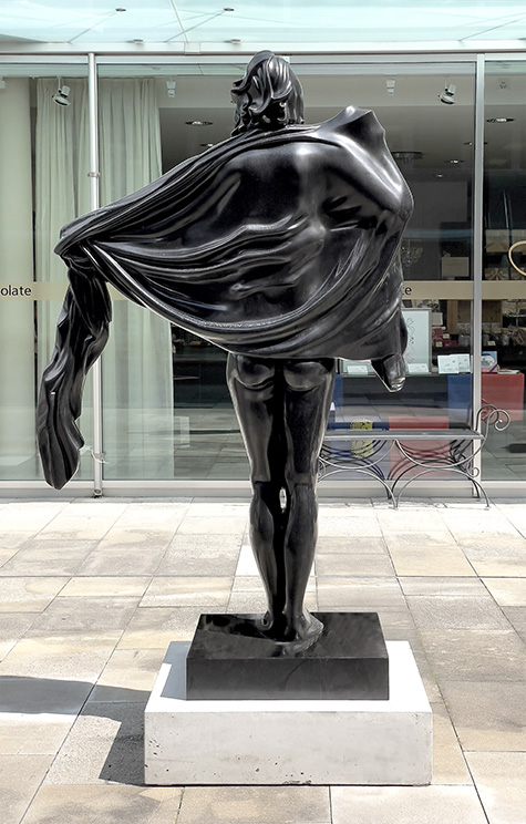 Bronzeskulptur mit wehendem Mantel von Georg Loewit