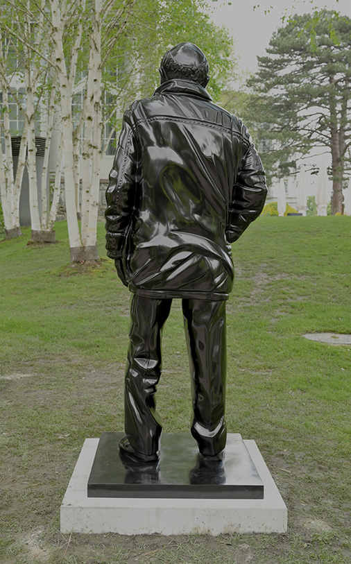 Bronzeskulptur eines Mannes im Park von Georg Loewit