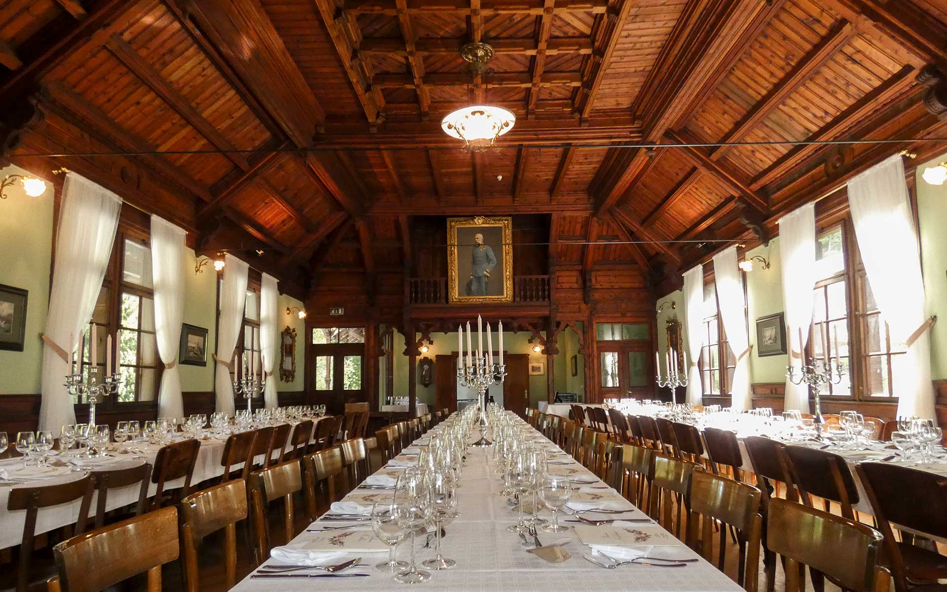 Festlich gedeckter Saal im Urichhaus
